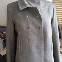 manteau gris ouvert sur mannequin