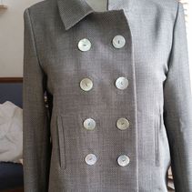 manteau gris bouton blancs sur mannequin